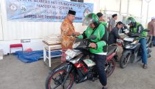 Pengemudi Ojol menerima bantuan dari Haji Robert Nitiyudo Wachjo di Masjid Al-Qohhar Pantai Mutiara Penjaringan (Foto.detikfaktual/Rudi)