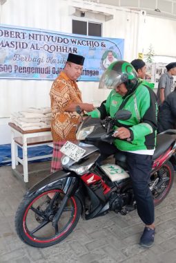 Haji Robert Kembali Berbagi kasih, Bagikan Sembako kepada 500 Pengemudi Ojol di Penjaringan
