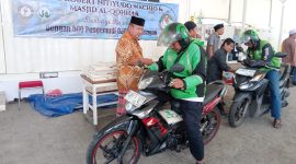 Pengemudi Ojol menerima bantuan dari Haji Robert Nitiyudo Wachjo di Masjid Al-Qohhar Pantai Mutiara Penjaringan (Foto.detikfaktual/Rudi)