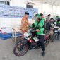 Pengemudi Ojol menerima bantuan dari Haji Robert Nitiyudo Wachjo di Masjid Al-Qohhar Pantai Mutiara Penjaringan (Foto.detikfaktual/Rudi)