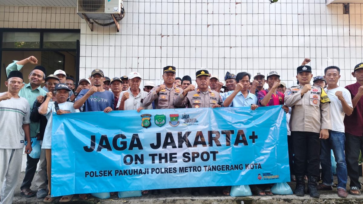 Kapolsek Paku Haji, AKP Prapto Laksono, S.H., M.H., memimpin langsung kegiatan pembagian beras kepada masyarakat di wilayah hukumnya.