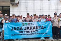 Kapolsek Paku Haji, AKP Prapto Laksono, S.H., M.H., memimpin langsung kegiatan pembagian beras kepada masyarakat di wilayah hukumnya.