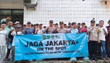 Kapolsek Paku Haji, AKP Prapto Laksono, S.H., M.H., memimpin langsung kegiatan pembagian beras kepada masyarakat di wilayah hukumnya.