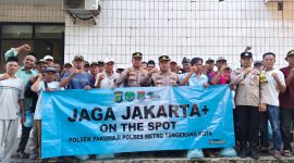 Kapolsek Paku Haji, AKP Prapto Laksono, S.H., M.H., memimpin langsung kegiatan pembagian beras kepada masyarakat di wilayah hukumnya.