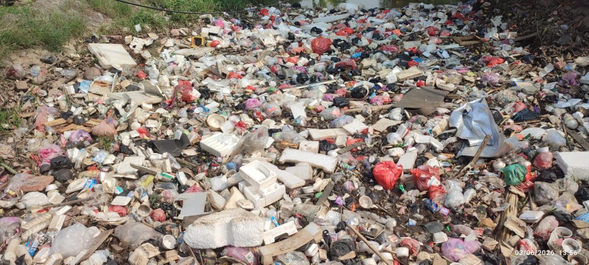 Tumpukan sampah terlihat berserakan di sepanjang Jalan Bojong Renged, Kabupaten Tangerang. Sampah yang menutupi trotoar hingga aliran sungai tersebut dikeluhkan warga dan pengguna jalan karena mengganggu kenyamanan serta mencemari lingkungan.