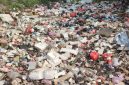 Tumpukan sampah terlihat berserakan di sepanjang Jalan Bojong Renged, Kabupaten Tangerang. Sampah yang menutupi trotoar hingga aliran sungai tersebut dikeluhkan warga dan pengguna jalan karena mengganggu kenyamanan serta mencemari lingkungan.