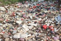 Tumpukan sampah terlihat berserakan di sepanjang Jalan Bojong Renged, Kabupaten Tangerang. Sampah yang menutupi trotoar hingga aliran sungai tersebut dikeluhkan warga dan pengguna jalan karena mengganggu kenyamanan serta mencemari lingkungan.