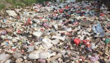 Tumpukan sampah terlihat berserakan di sepanjang Jalan Bojong Renged, Kabupaten Tangerang. Sampah yang menutupi trotoar hingga aliran sungai tersebut dikeluhkan warga dan pengguna jalan karena mengganggu kenyamanan serta mencemari lingkungan.