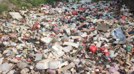 Tumpukan sampah terlihat berserakan di sepanjang Jalan Bojong Renged, Kabupaten Tangerang. Sampah yang menutupi trotoar hingga aliran sungai tersebut dikeluhkan warga dan pengguna jalan karena mengganggu kenyamanan serta mencemari lingkungan.