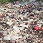 Tumpukan sampah terlihat berserakan di sepanjang Jalan Bojong Renged, Kabupaten Tangerang. Sampah yang menutupi trotoar hingga aliran sungai tersebut dikeluhkan warga dan pengguna jalan karena mengganggu kenyamanan serta mencemari lingkungan.