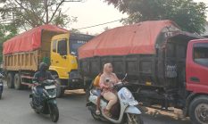 Langgar Perbup, Truk Tanah Berkeliaran di Kabupaten Tangerang