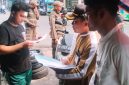 Pemberian surat peringatan (SP I) pengosongan lahan pinggir kali (foto.IG kelurahan rawa buaya)