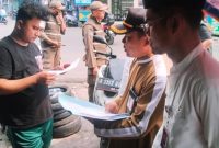 Pemberian surat peringatan (SP I) pengosongan lahan pinggir kali (foto.IG kelurahan rawa buaya)