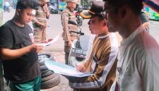 Pemberian surat peringatan (SP I) pengosongan lahan pinggir kali (foto.IG kelurahan rawa buaya)