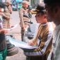 Pemberian surat peringatan (SP I) pengosongan lahan pinggir kali (foto.IG kelurahan rawa buaya)