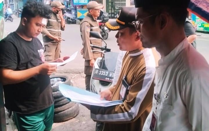 Pemberian surat peringatan (SP I) pengosongan lahan pinggir kali (foto.IG kelurahan rawa buaya)