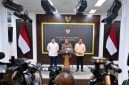 Foto Istimewa Menteri Sekretaris Negara Prasetyo Hadi didampingi Sekretaris Kabinet Teddy Indra Wijaya dan Kepala Badan Komunikasi Pemerintah Muhammad Qodari memberikan keterangan pers di Ruang Sidang Kabinet, Kompleks Istana Kepresidenan Jakarta