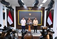 Foto Istimewa Menteri Sekretaris Negara Prasetyo Hadi didampingi Sekretaris Kabinet Teddy Indra Wijaya dan Kepala Badan Komunikasi Pemerintah Muhammad Qodari memberikan keterangan pers di Ruang Sidang Kabinet, Kompleks Istana Kepresidenan Jakarta