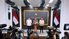 Foto Istimewa Menteri Sekretaris Negara Prasetyo Hadi didampingi Sekretaris Kabinet Teddy Indra Wijaya dan Kepala Badan Komunikasi Pemerintah Muhammad Qodari memberikan keterangan pers di Ruang Sidang Kabinet, Kompleks Istana Kepresidenan Jakarta