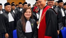 Jesicca Firly, S.H. resmi menyandang profesi advokat setelah menjalani prosesi pengambilan sumpah di Pengadilan Tinggi Bandung