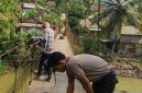 Kapolsek Leuwidamar Polres Lebak IPTU Tjik Denmar bersama personel melakukan monitoring rehabilitasi Jembatan Merah Putih di Kampung Bojongmenteng, Desa Bojongmenteng, Kecamatan Leuwidamar (Dok.Istw)