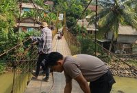 Kapolsek Leuwidamar Polres Lebak IPTU Tjik Denmar bersama personel melakukan monitoring rehabilitasi Jembatan Merah Putih di Kampung Bojongmenteng, Desa Bojongmenteng, Kecamatan Leuwidamar (Dok.Istw)