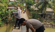Kapolsek Leuwidamar Polres Lebak IPTU Tjik Denmar bersama personel melakukan monitoring rehabilitasi Jembatan Merah Putih di Kampung Bojongmenteng, Desa Bojongmenteng, Kecamatan Leuwidamar (Dok.Istw)