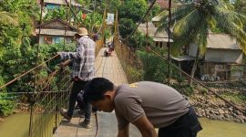Kapolsek Leuwidamar Polres Lebak IPTU Tjik Denmar bersama personel melakukan monitoring rehabilitasi Jembatan Merah Putih di Kampung Bojongmenteng, Desa Bojongmenteng, Kecamatan Leuwidamar (Dok.Istw)
