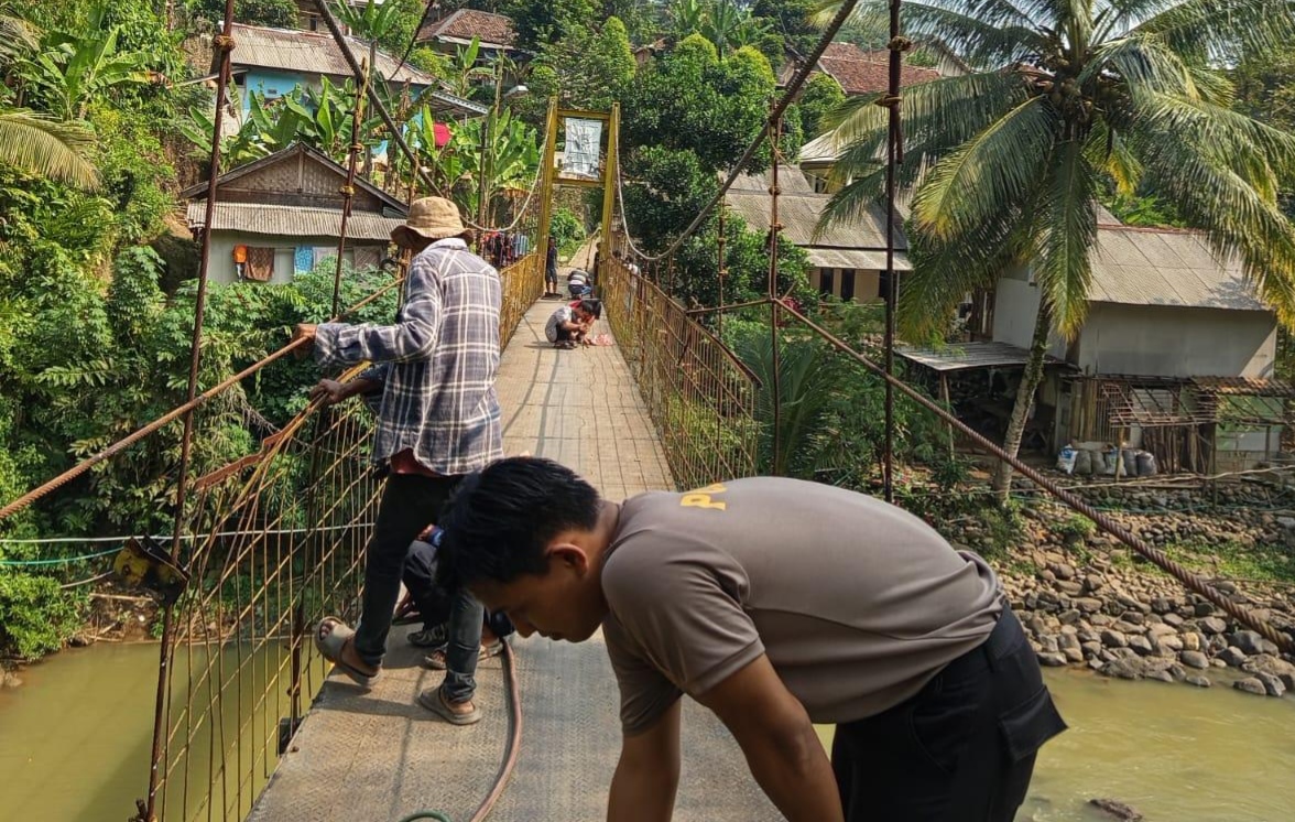 Kapolsek Leuwidamar Polres Lebak IPTU Tjik Denmar bersama personel melakukan monitoring rehabilitasi Jembatan Merah Putih di Kampung Bojongmenteng, Desa Bojongmenteng, Kecamatan Leuwidamar (Dok.Istw)