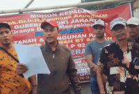 Ahli waris menilai surat peringatan itu tidak berdasar karena mereka mengklaim menempati lahan yang merupakan hak waris keluarga. Mereka juga menyebut persoalan ganti rugi lahan hingga saat ini belum pernah diselesaikan oleh Pemerintah Provinsi DKI Jakarta