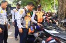 Dishub Jakarta Barat bersama aparat gabungan TNI, Polri, Satpol PP, dan Suku Dinas Sosial menggelar operasi penertiban parkir liar di wilayah Kalideres, Jakarta Barat