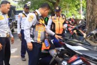 Dishub Jakarta Barat bersama aparat gabungan TNI, Polri, Satpol PP, dan Suku Dinas Sosial menggelar operasi penertiban parkir liar di wilayah Kalideres, Jakarta Barat