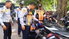 Dishub Jakarta Barat bersama aparat gabungan TNI, Polri, Satpol PP, dan Suku Dinas Sosial menggelar operasi penertiban parkir liar di wilayah Kalideres, Jakarta Barat