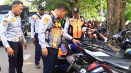 Dishub Jakarta Barat bersama aparat gabungan TNI, Polri, Satpol PP, dan Suku Dinas Sosial menggelar operasi penertiban parkir liar di wilayah Kalideres, Jakarta Barat