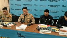 Kapolsek Metro Penjaringan AKBP Agta Bhuwana Putra menjelaskan, peristiwa tersebut terjadi pada Kamis, 16 April 2026 sekitar pukul 06.55 WIB di Jalan Camar Permai 4 RT 002/RW 006, Kelurahan Kapuk Muara.