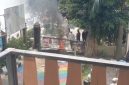 Foto Massa membakar ban dan merusak pagar pintu kelurahan kapuk saat berunjuk rasa.
