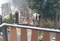 Foto Massa membakar ban dan merusak pagar pintu kelurahan kapuk saat berunjuk rasa.