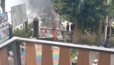 Foto Massa membakar ban dan merusak pagar pintu kelurahan kapuk saat berunjuk rasa.