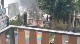 Foto Massa membakar ban dan merusak pagar pintu kelurahan kapuk saat berunjuk rasa.