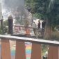 Foto Massa membakar ban dan merusak pagar pintu kelurahan kapuk saat berunjuk rasa.