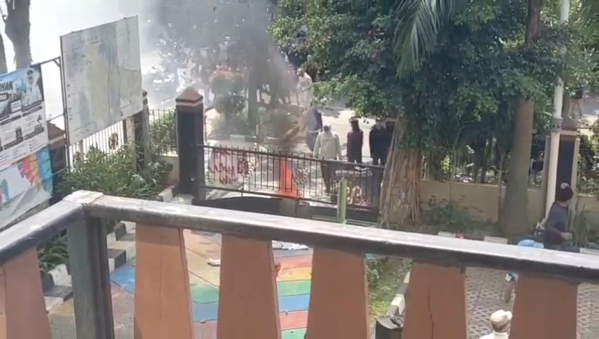 Foto Massa membakar ban dan merusak pagar pintu kelurahan kapuk saat berunjuk rasa.