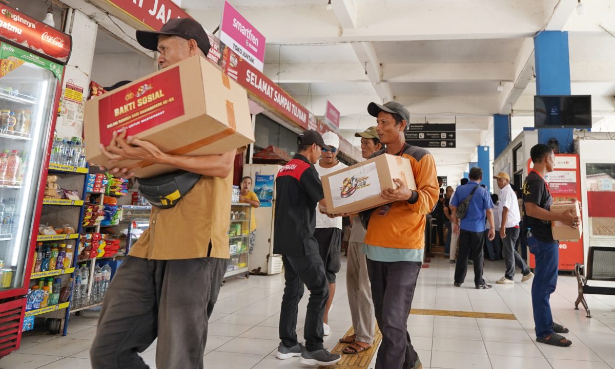 Mabes Polri membagikan 750 paket sembako kepada masyarakat di Terminal Kampung Rambutan, Jakarta Timur, Kamis (18/6/2026).