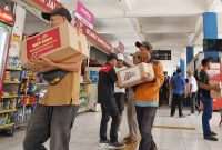Mabes Polri membagikan 750 paket sembako kepada masyarakat di Terminal Kampung Rambutan, Jakarta Timur, Kamis (18/6/2026).