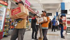 Mabes Polri membagikan 750 paket sembako kepada masyarakat di Terminal Kampung Rambutan, Jakarta Timur, Kamis (18/6/2026).