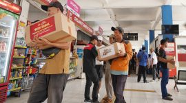 Mabes Polri membagikan 750 paket sembako kepada masyarakat di Terminal Kampung Rambutan, Jakarta Timur, Kamis (18/6/2026).