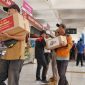 Mabes Polri membagikan 750 paket sembako kepada masyarakat di Terminal Kampung Rambutan, Jakarta Timur, Kamis (18/6/2026).