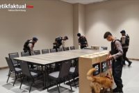 Personel Unit Jibom Detasemen Gegana Brimob Polda Metro Jaya melakukan pemeriksaan keamanan di lokasi ibadah Gereja Misi Sejahtera SUPERCONFERENCE 2026 yang digelar di NICE PIK 2