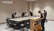 Personel Unit Jibom Detasemen Gegana Brimob Polda Metro Jaya melakukan pemeriksaan keamanan di lokasi ibadah Gereja Misi Sejahtera SUPERCONFERENCE 2026 yang digelar di NICE PIK 2