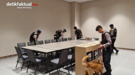 Personel Unit Jibom Detasemen Gegana Brimob Polda Metro Jaya melakukan pemeriksaan keamanan di lokasi ibadah Gereja Misi Sejahtera SUPERCONFERENCE 2026 yang digelar di NICE PIK 2