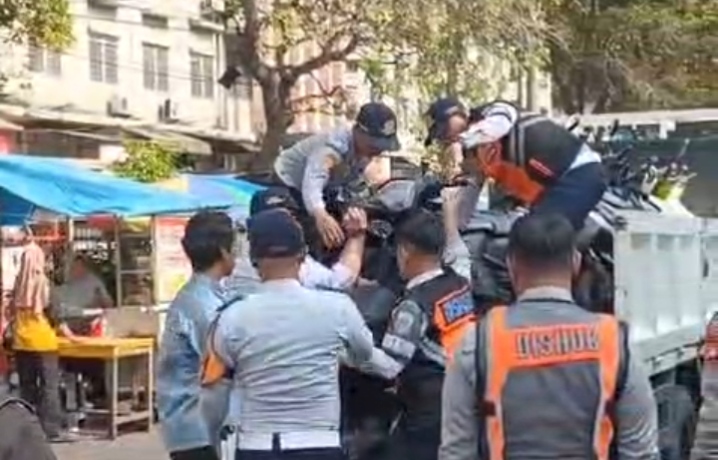 Dishub Jakarta Barat bersama instansi terkait menggelar operasi parkir liar di kawasan City Park Cengkareng, Jakarta Barat (Dok.Dishub DKI Jakarta)